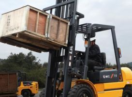 KỸ THUẬT DI CHUYỂN XE NÂNG TRÊN MẶT BẰNG GỒ GHỀ TẠI CÁC BÃI GẠCH BẾN CÁT