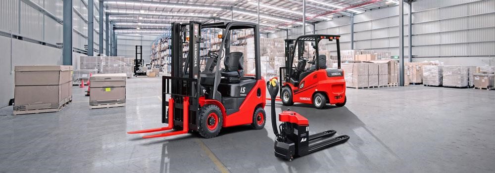 Thuê xe nâng Dầu Bình Dương | LH: 0967.580.676. Bạn đang tìm kiếm một đơn vị cho thuê xe nâng uy tín tại Dầu Bình Dương? Hãy đến với Xe Nâng Phúc Minh! Chúng tôi hiểu rằng việc lựa chọn một chiếc xe nâng phù hợp là vô cùng quan trọng, vì vậy chúng tôi luôn sẵn sàng tư vấn và hỗ trợ khách hàng 24/7. Gọi ngay cho chúng tôi để được hỗ trợ nhanh chóng  Cần lưu ý gì khi thuê xe nâng dầu cho các dự án tại Bình Dương?  Khi thuê xe nâng Dầu Bình Dương | LH: 0967.580.676, bạn cần lưu ý các điểm sau để đảm bảo rằng thiết bị đáp ứng đúng nhu cầu và hoạt động hiệu quả:  Tình trạng và chất lượng xe nâng:  Đảm bảo xe nâng dầu được bảo trì và kiểm tra kỹ lưỡng trước khi thuê. Tình trạng của xe nâng ảnh hưởng trực tiếp đến hiệu suất và an toàn trong công việc.  Khả năng tải trọng và chiều cao nâng:  Xác định khả năng tải trọng và chiều cao nâng của xe nâng dầu để phù hợp với yêu cầu của dự án. Điều này giúp tránh tình trạng quá tải và đảm bảo xe nâng có thể đáp ứng được nhu cầu công việc.  Khả năng vận hành trong điều kiện thời tiết và môi trường:  Xem xét khả năng hoạt động của xe nâng dầu trong điều kiện thời tiết khắc nghiệt, như nắng gắt hoặc mưa lớn, cũng như trong các môi trường làm việc bụi bẩn hoặc ẩm ướt.  Kích thước và bán kính quay:  Đảm bảo xe nâng có kích thước và bán kính quay phù hợp với không gian làm việc tại công trường. Điều này đặc biệt quan trọng trong các khu vực hẹp hoặc có nhiều chướng ngại vật.  Chi phí và điều khoản thuê:  So sánh giá thuê giữa các nhà cung cấp và xem xét các điều khoản hợp đồng, bao gồm thời gian thuê, chi phí phát sinh và chính sách hủy hợp đồng.  Dịch vụ hỗ trợ và bảo trì:  Kiểm tra xem nhà cung cấp có cung cấp dịch vụ hỗ trợ kỹ thuật và bảo trì trong suốt thời gian thuê không. Điều này giúp bạn giải quyết nhanh chóng các vấn đề phát sinh.  Xe Nâng Phúc Minh – Đơn vị chuyên cho thuê xe nâng Dầu Bình Dương  Nếu quý khách đang có nhu cầu tìm kiếm một nơi chuyên cho Thuê xe nâng Dầu Bình Dương | LH: 0967.580.676 thì hãy cân nhắc đến công ty Xe Nâng Phúc Minh. Công ty Xe Nâng Phúc Minh với hơn 10 năm kinh nghiệm trong lĩnh vực cung cấp, cho thuê xe nâng và sửa chữa xe nâng, đã trở thành đối tác tin cậy của nhiều doanh nghiệp lớn nhỏ. Với đội ngũ kỹ thuật viên giàu kinh nghiệm và hệ thống trang thiết bị hiện đại, chúng tôi cam kết mang đến cho khách hàng những sản phẩm và dịch vụ tốt nhất.  Chất lượng xe nâng cao cấp:  Xe Nâng Phúc Minh cung cấp các loại xe nâng điện và xe nâng dầu chất lượng cao, được bảo trì và kiểm tra định kỳ để đảm bảo hiệu suất và độ an toàn.  Giá thuê cạnh tranh:  Công ty cam kết cung cấp giá thuê xe nâng hợp lý và cạnh tranh, giúp khách hàng tiết kiệm chi phí mà vẫn nhận được dịch vụ tốt nhất.  Đội ngũ nhân viên chuyên nghiệp:  Nhân viên của Phúc Minh được đào tạo bài bản và có kinh nghiệm trong việc vận hành và bảo trì xe nâng, đảm bảo hỗ trợ nhanh chóng và hiệu quả.  Dịch vụ khách hàng tận tâm:  Công ty chú trọng đến dịch vụ khách hàng, sẵn sàng tư vấn và hỗ trợ để chọn lựa xe nâng phù hợp với nhu cầu của khách hàng.  Đáp ứng nhu cầu linh hoạt:  Xe Nâng Phúc Minh cung cấp dịch vụ cho thuê xe nâng theo yêu cầu, từ thuê ngắn hạn đến dài hạn, phù hợp với nhiều loại hình công việc và dự án.  Hỗ trợ kỹ thuật 24/7:  Công ty cung cấp dịch vụ hỗ trợ kỹ thuật 24/7, giúp giải quyết nhanh chóng các sự cố phát sinh trong suốt thời gian thuê.  Xe nâng đa dạng về loại hình và tính năng:  Phúc Minh cung cấp nhiều loại xe nâng với các tính năng khác nhau, từ xe nâng điện đến xe nâng dầu, đáp ứng nhu cầu đa dạng của khách hàng.  Quy trình cho thuê đơn giản:  Quy trình cho thuê xe nâng tại công ty rất đơn giản và nhanh chóng, giúp khách hàng tiết kiệm thời gian và công sức.  Cam kết về an toàn và độ tin cậy:  Công ty cam kết tất cả các xe nâng đều đạt tiêu chuẩn an toàn và đáng tin cậy, giúp khách hàng yên tâm trong quá trình sử dụng.  CÔNG TY TNHH THƯƠNG MẠI DỊCH VỤ KỸ THUẬT XE NÂNG PHÚC MINH  Trụ sở chính : Số 44 Đường Bùi Thị Cội KP.Đông An , P.Tân Đông Hiệp , TP.Dĩ An , Tỉnh Bình Dương  Chi Nhánh 1: Phường An Bình , Quận Ninh Kiều , TP.Cần Thơ  Chi Nhánh 2: Số 52/1B Đường ĐT 769 , H.Long Thành , Tỉnh Đồng Nai  MST : 3702661359   Điện Thoại VP : 02746502555  Hotline : 0938 306 723 -0967 580 676  Email : xenangphucminh@gmail.com